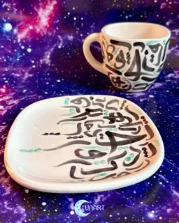 فنجان و نعلبکی مربع طرح کالیگرافی | فیروزه‌ای مشکی